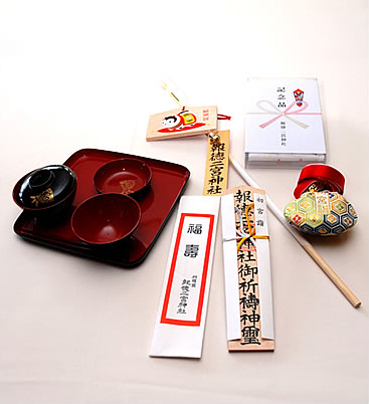 1万円以上 (祈祷木札(小)・肌守り・お喰い初め膳・福箸・ガーゼハンカチ・破魔矢)